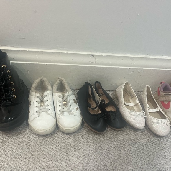 4 pairs of shoes H&M and Gap size 9 - Picture 5 of 5